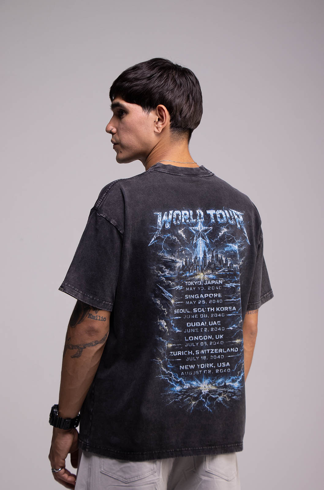 Playera WORLD TOUR Negra Deslavada 275gsm