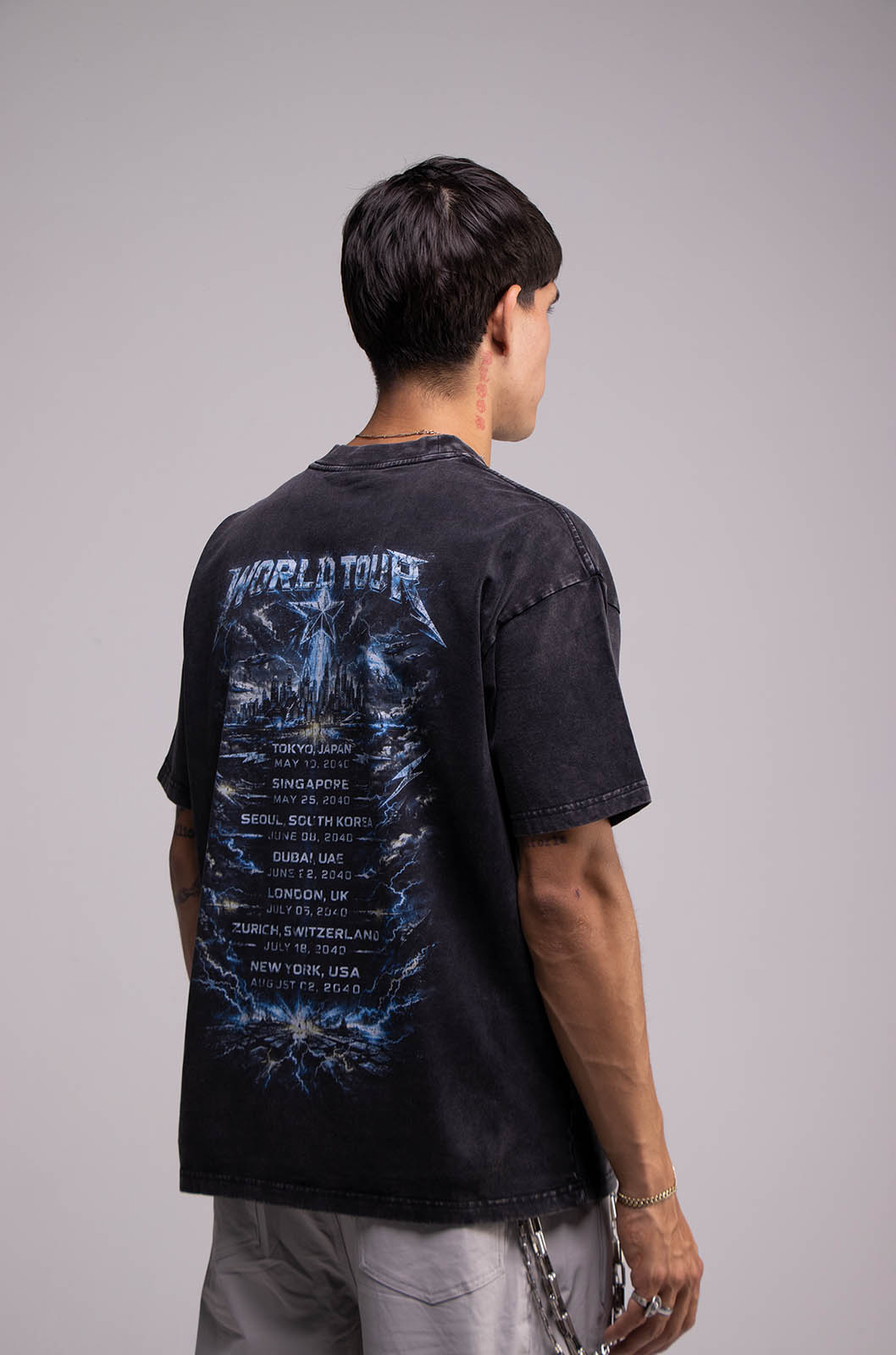 Playera WORLD TOUR Negra Deslavada 275gsm